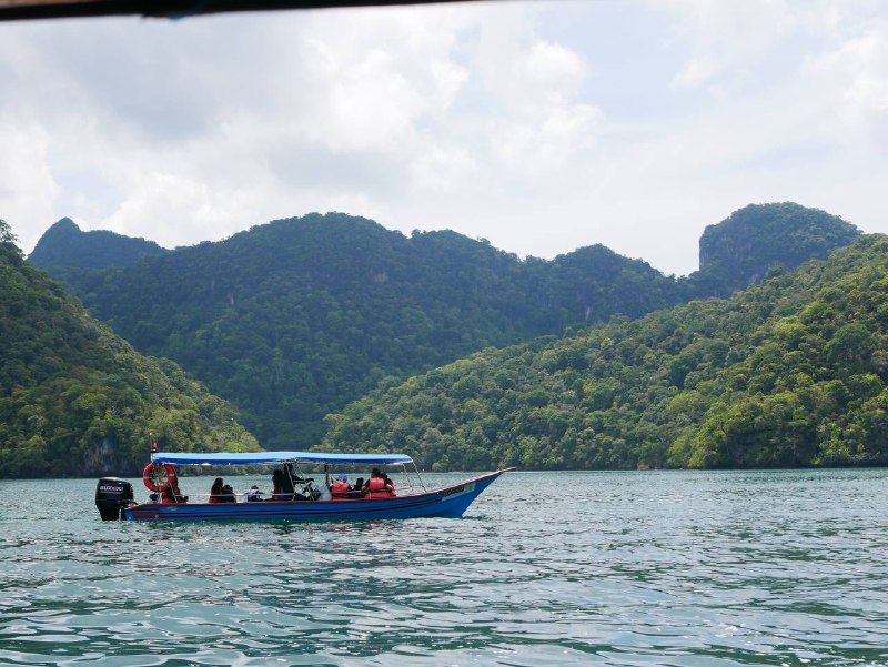 #traveling #MalaysiaDay 4 - 兰卡威（Langkawi）🏝出海跳岛游：🦀拍寄居蟹🎣钓石斑鱼🦅看鹰击长空🚤坐飞驰快艇，⛰登高一览众岛小